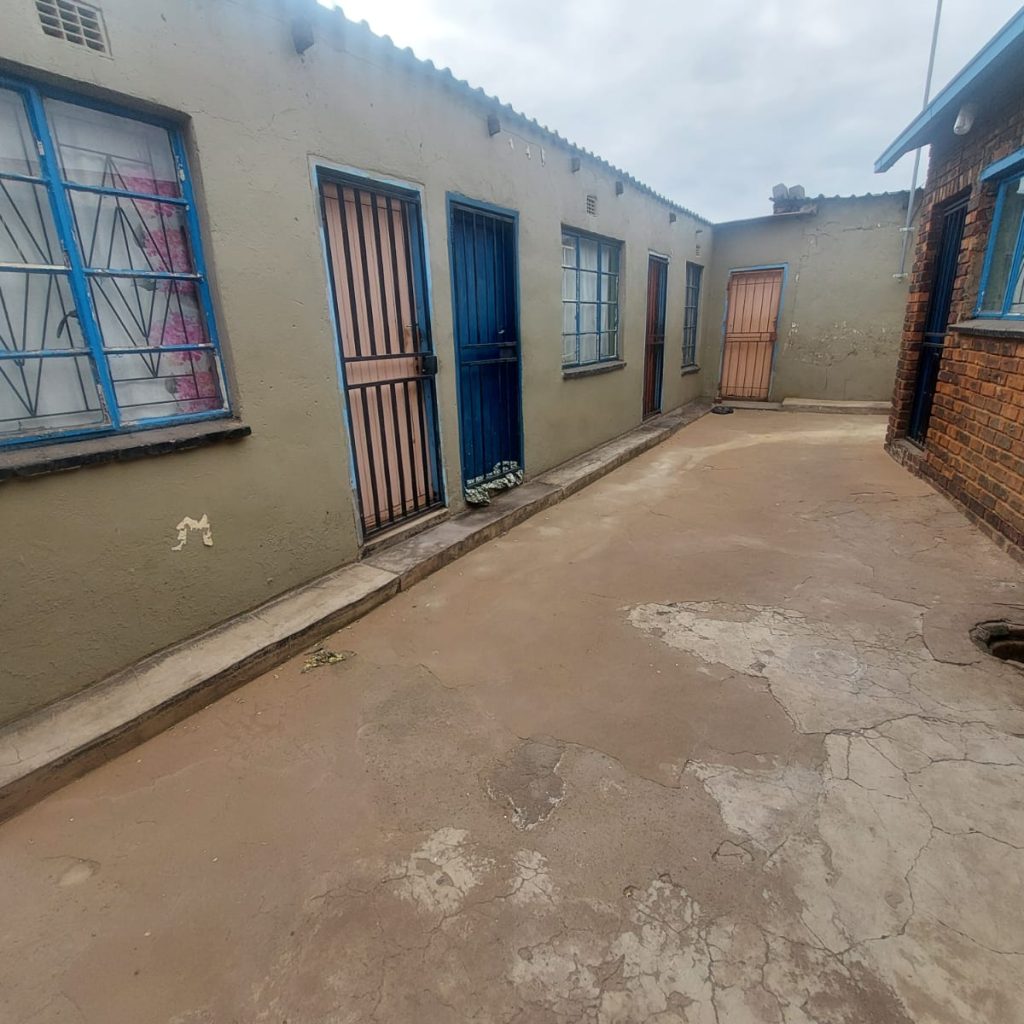 INVESTMENT PROPERTY WITH 9 RENTAL ROOMS at Tembisa 1000322497