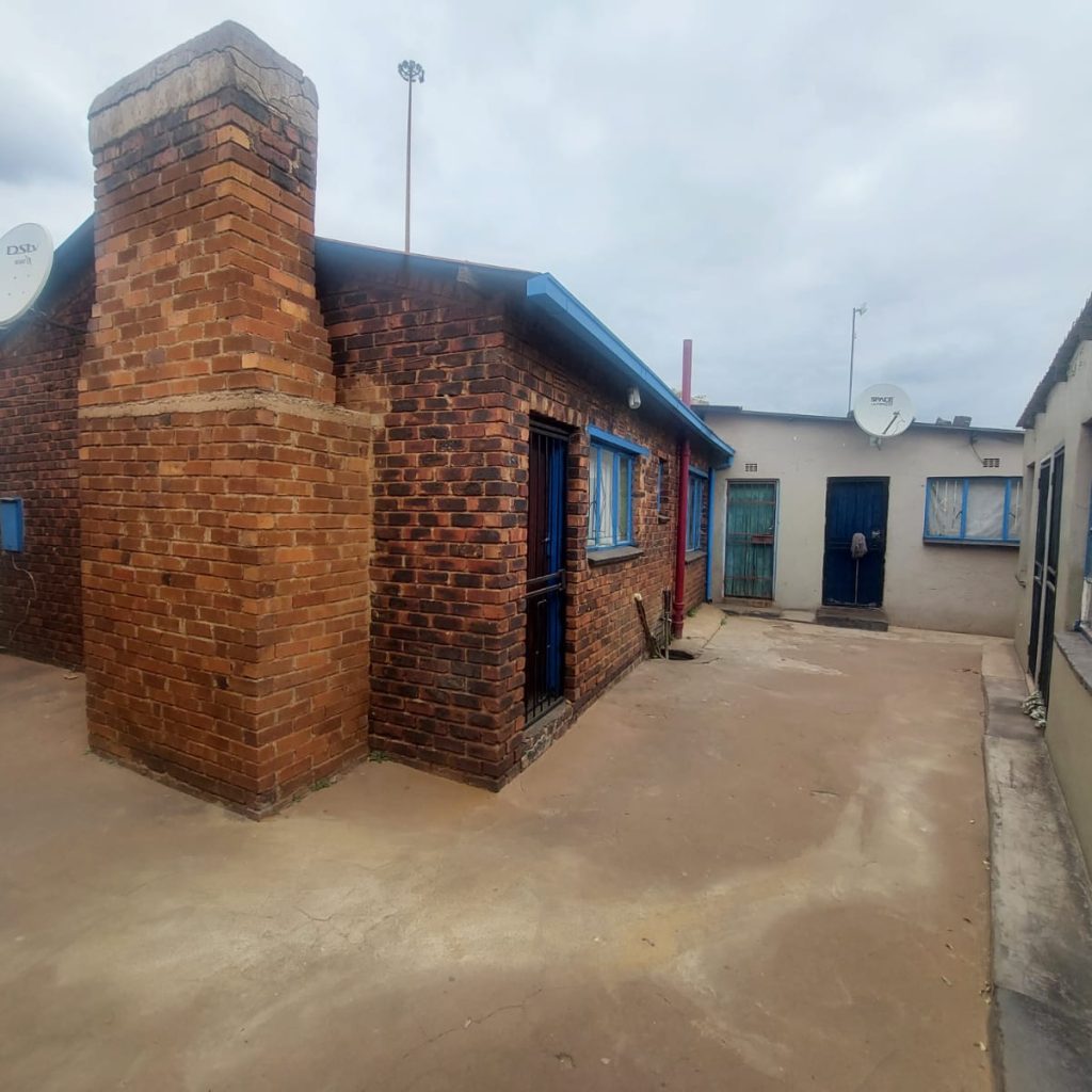 INVESTMENT PROPERTY WITH 9 RENTAL ROOMS at Tembisa 1000322503