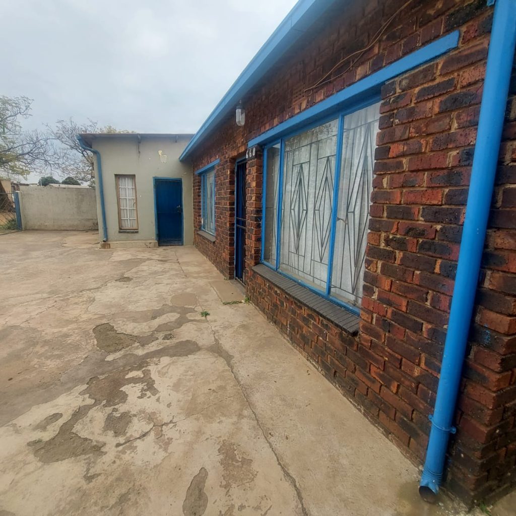 INVESTMENT PROPERTY WITH 9 RENTAL ROOMS at Tembisa 1000322506