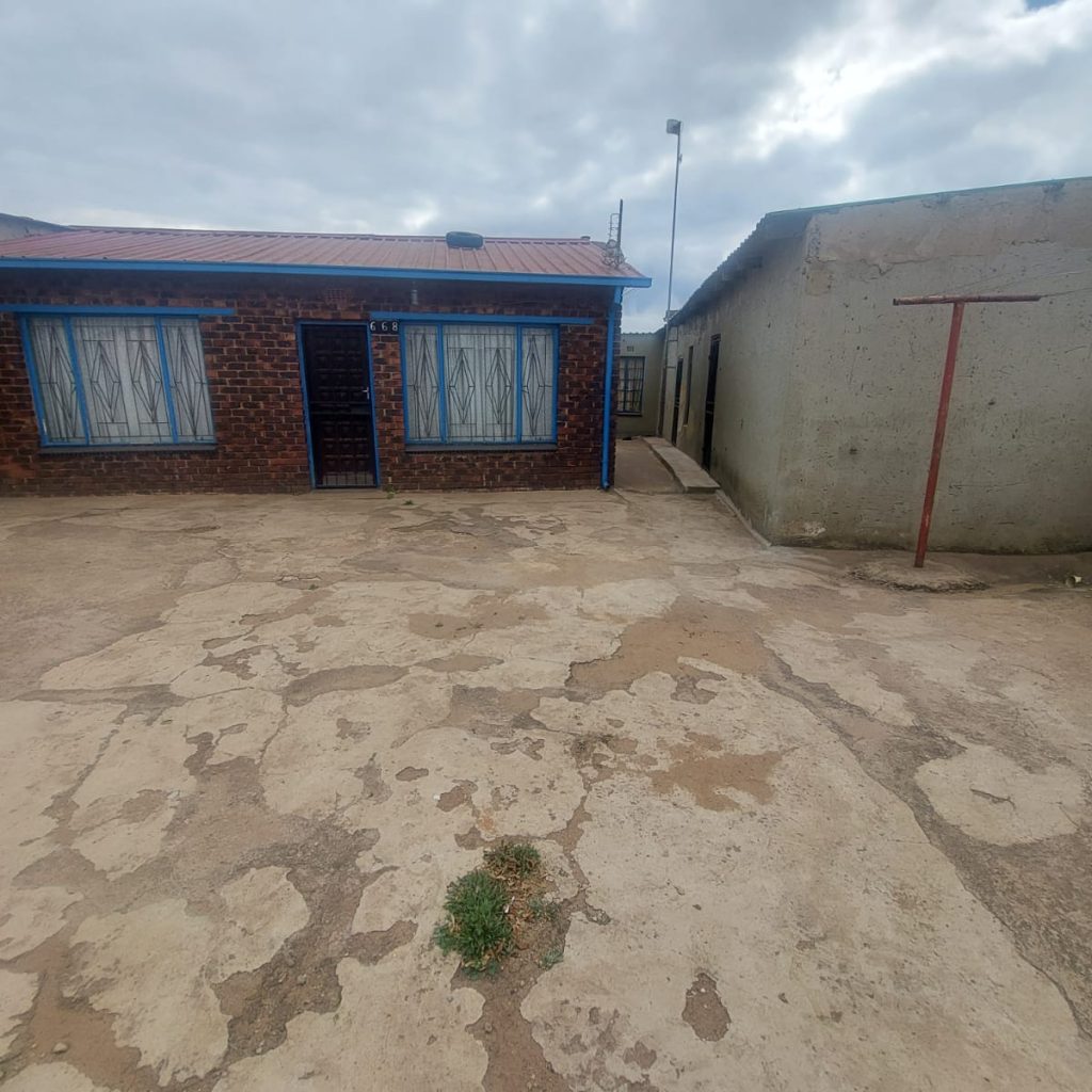 INVESTMENT PROPERTY WITH 9 RENTAL ROOMS at Tembisa 1000322512