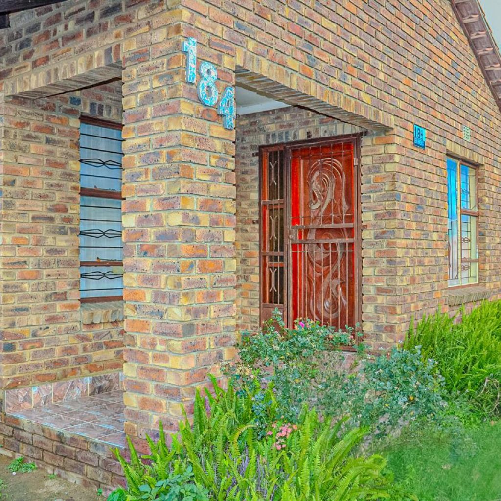 3 BEDROOM HOME WITH RENTAL INCOME POTENTIAL Tembisa 1000323005