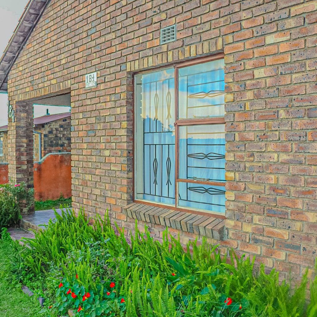 3 BEDROOM HOME WITH RENTAL INCOME POTENTIAL Tembisa 1000323007