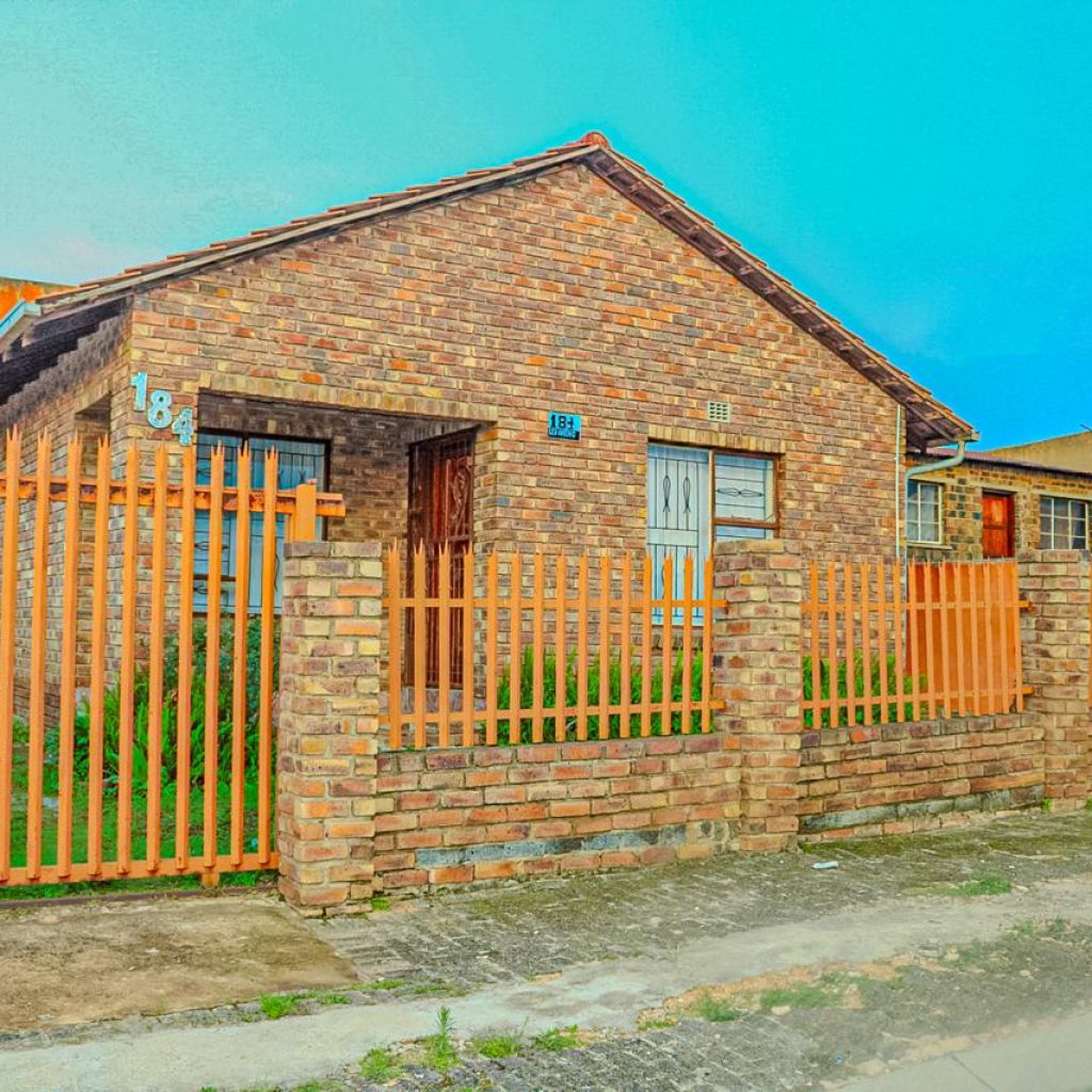 3 BEDROOM HOME WITH RENTAL INCOME POTENTIAL Tembisa 1000323008