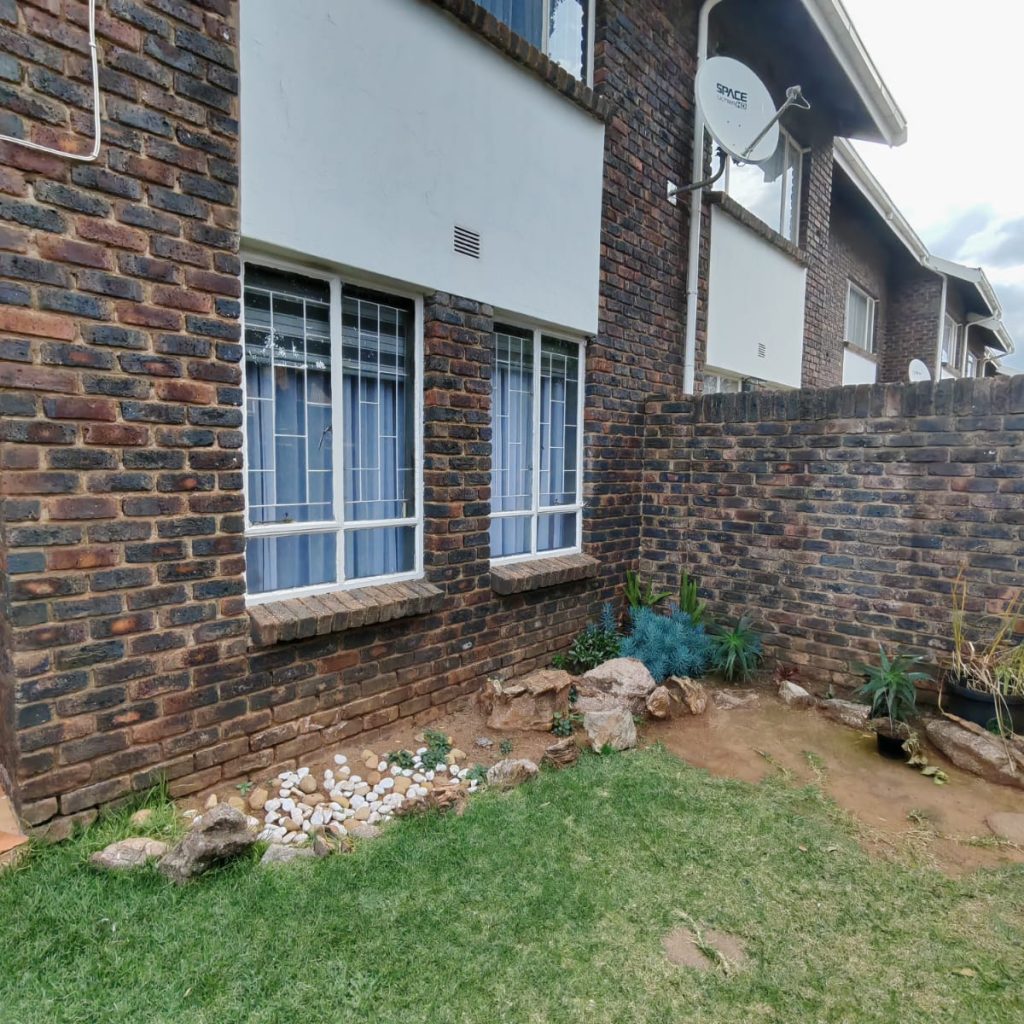 Pristine Double-Storey Duplex For Sale – R890,000 1000329132 copy