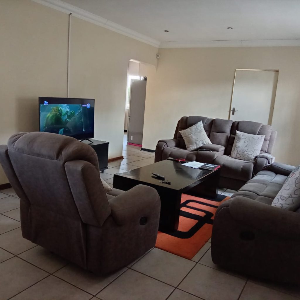 Spacious 4-Bedroom Family Home with Pool 1000331982