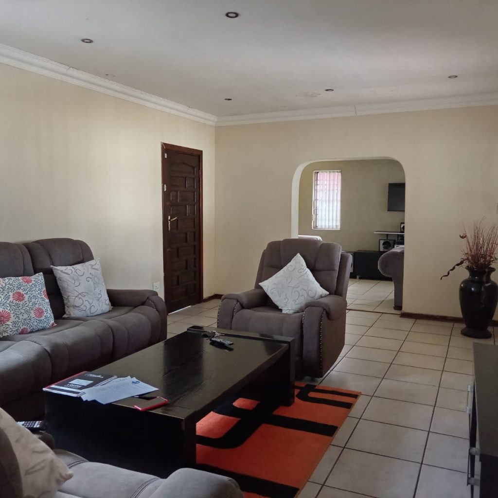 Spacious 4-Bedroom Family Home with Pool 1000331985