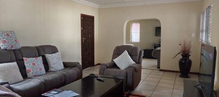 Spacious 4-Bedroom Family Home with Pool 1000331985