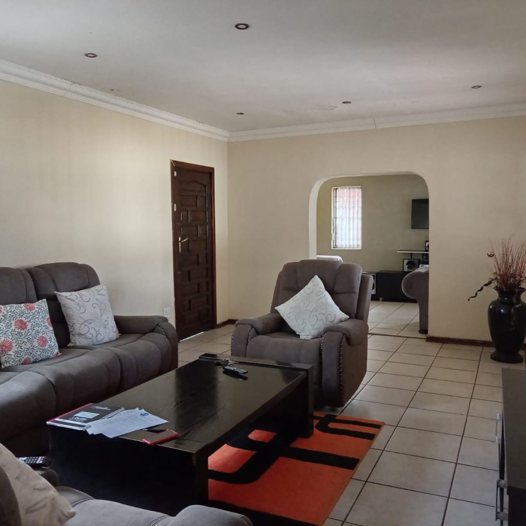 Spacious 4-Bedroom Family Home with Pool 1000331988