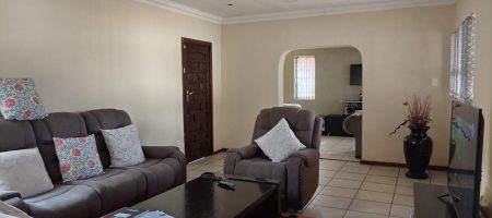 Spacious 4-Bedroom Family Home with Pool 1000331988