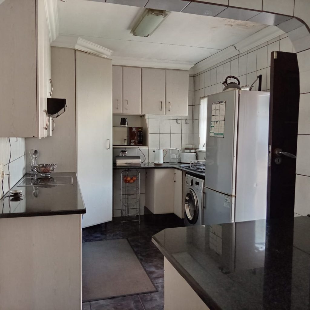 Spacious 4-Bedroom Family Home with Pool 1000331991