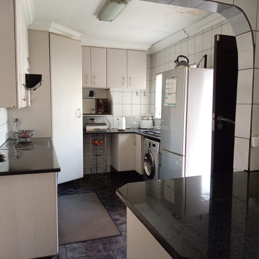 Spacious 4-Bedroom Family Home with Pool 1000331994