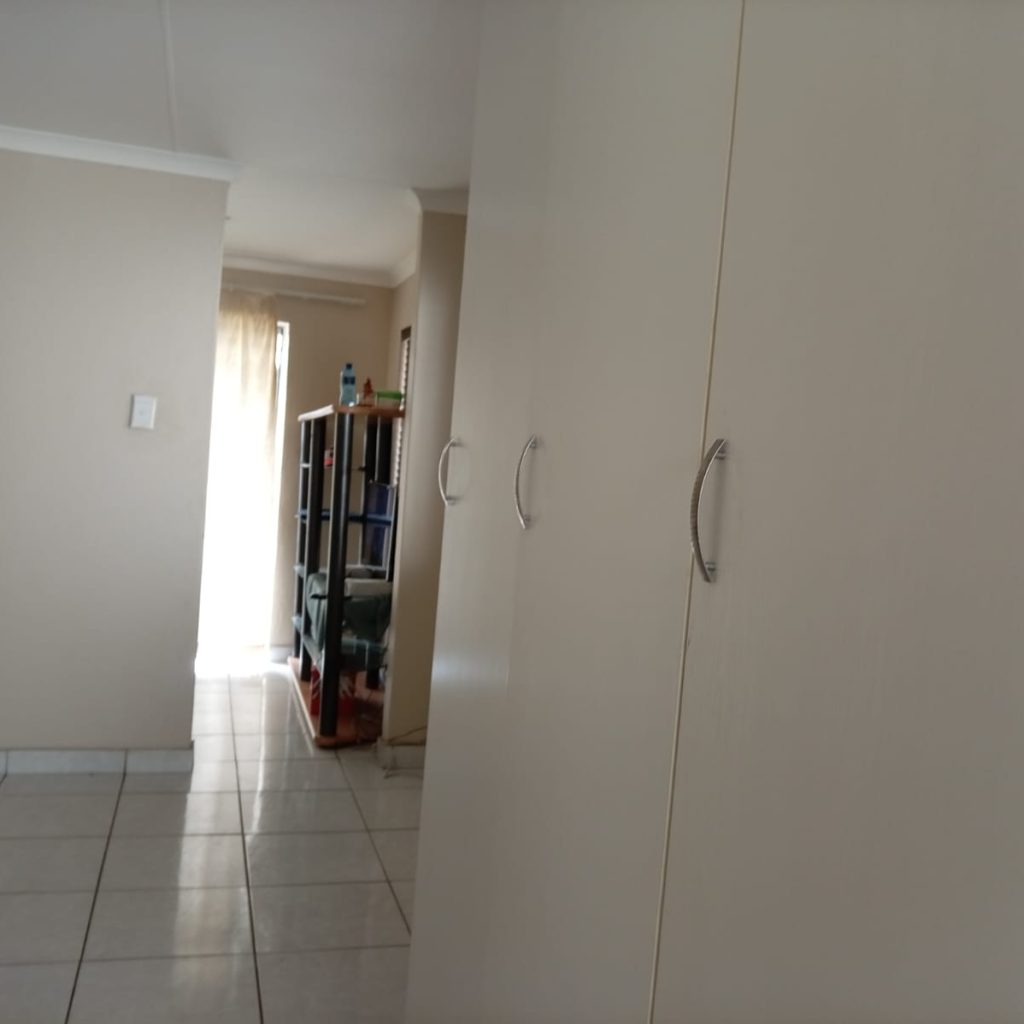 Spacious 4-Bedroom Family Home with Pool 1000331997