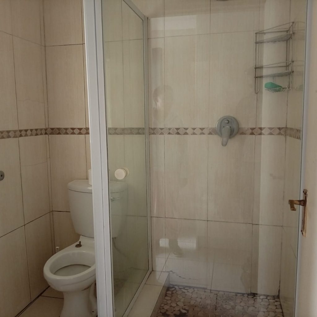 Spacious 4-Bedroom Family Home with Pool 1000332000