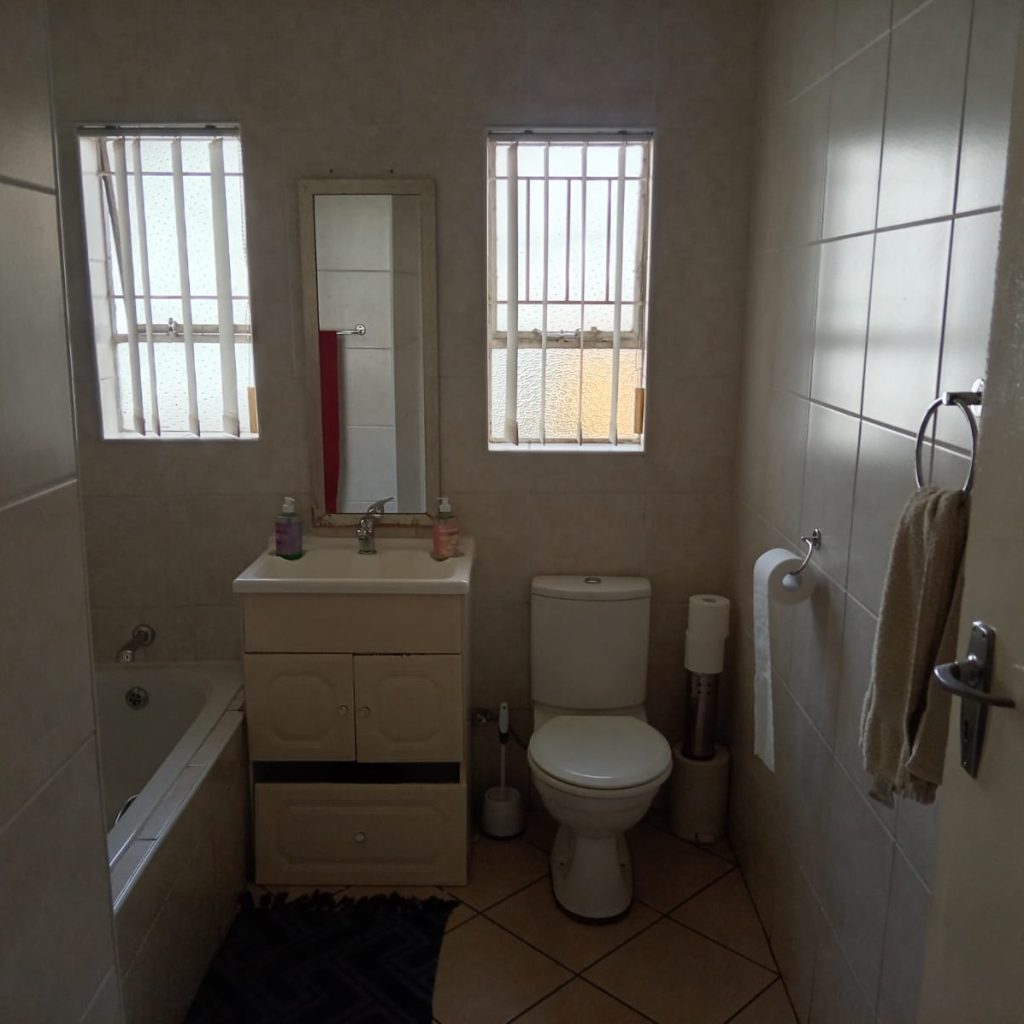 Spacious 4-Bedroom Family Home with Pool 1000332011