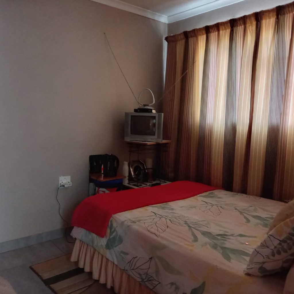 Spacious 4-Bedroom Family Home with Pool 1000332016