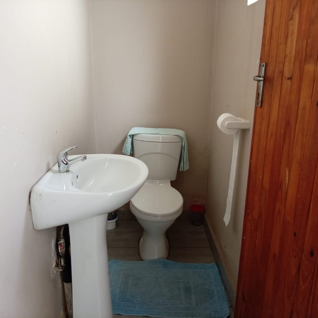 Spacious 4-Bedroom Family Home with Pool 1000332018 copy