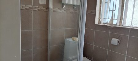 Spacious 4-Bedroom Family Home with Pool 1000332020