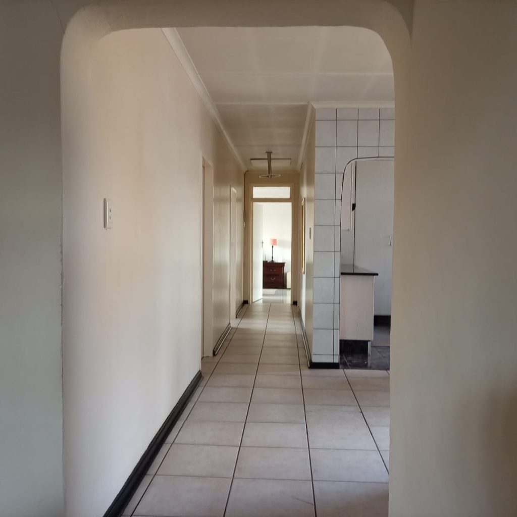 Spacious 4-Bedroom Family Home with Pool 1000332042