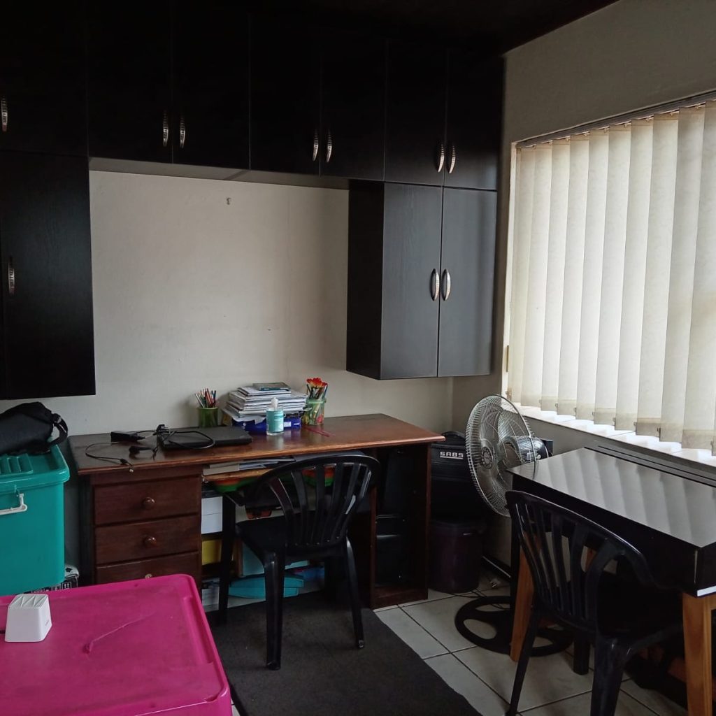 Spacious 4-Bedroom Family Home with Pool 1000332045