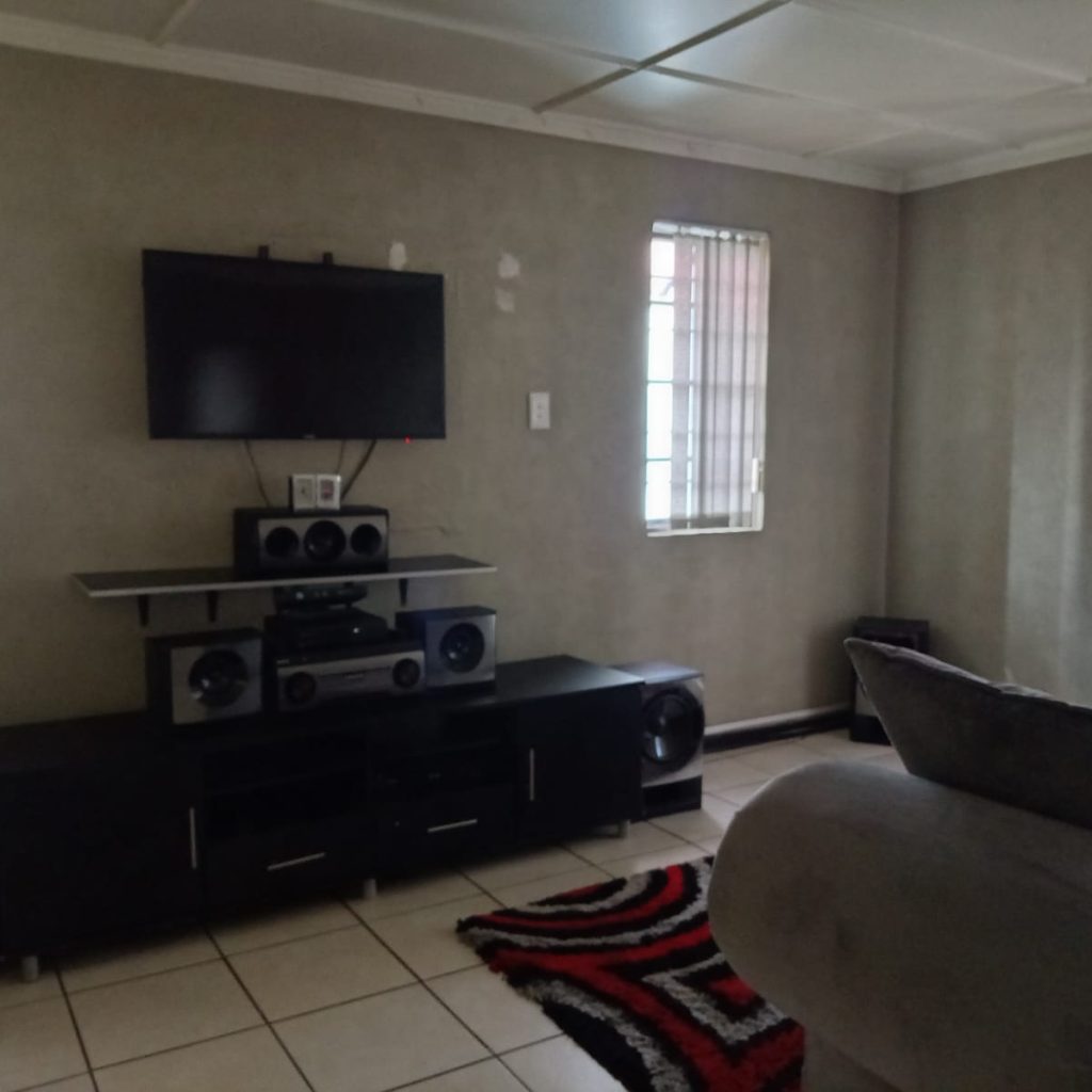 Spacious 4-Bedroom Family Home with Pool 1000332047