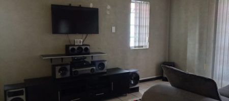Spacious 4-Bedroom Family Home with Pool 1000332047
