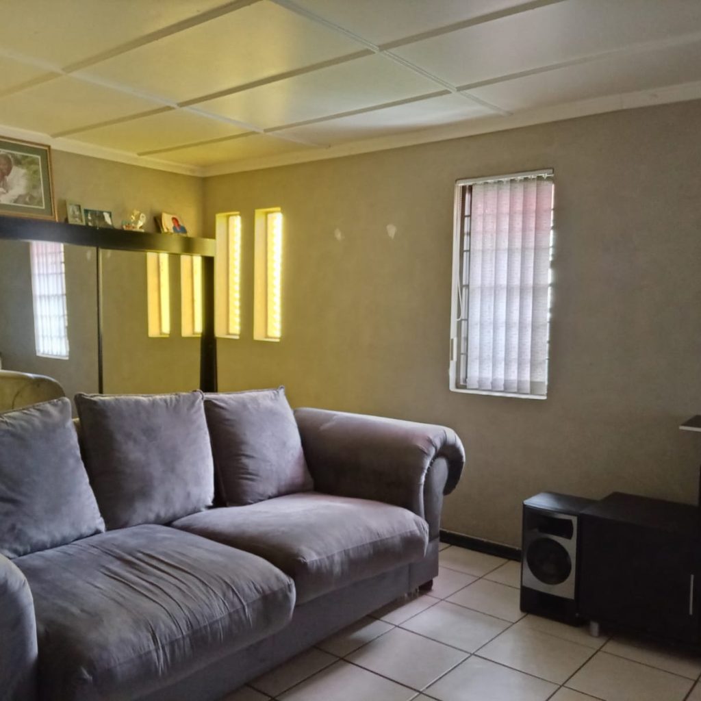 Spacious 4-Bedroom Family Home with Pool 1000332049