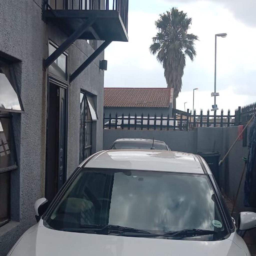 UPSTAIRS INVESTMENT PROPERTY |TEMBISA 1000336223