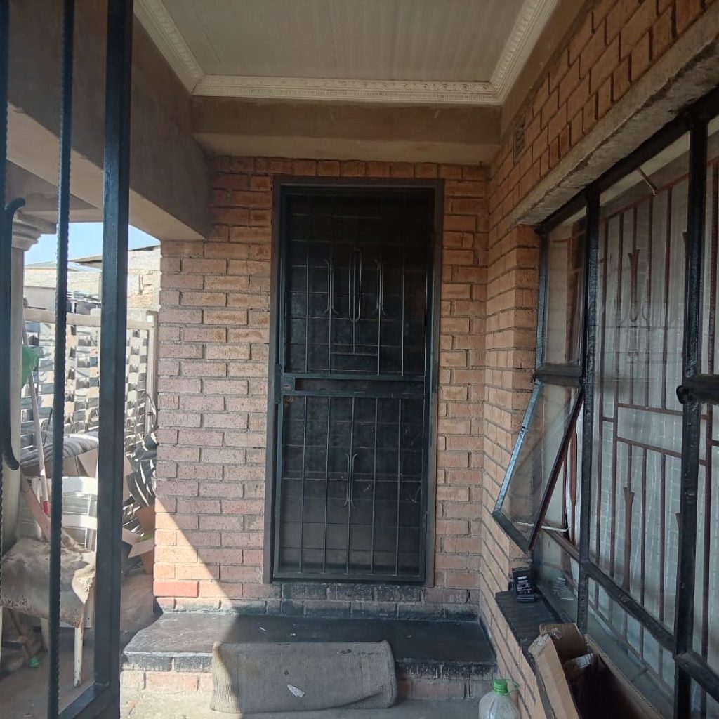 HOUSE WITH RENTAL INCOME POTENTIAL | TEMBISA 1000345082
