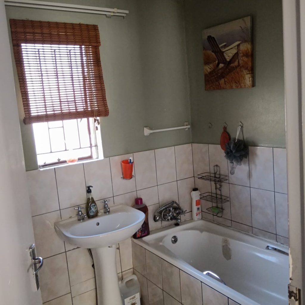 BEAUTIFUL 2-BEDROOM HOUSE FOR SALE | ESTHER PARK, KEMPTON PARK 1000349809