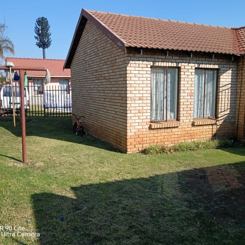 BEAUTIFUL 2-BEDROOM HOUSE FOR SALE | ESTHER PARK, KEMPTON PARK 1000349828