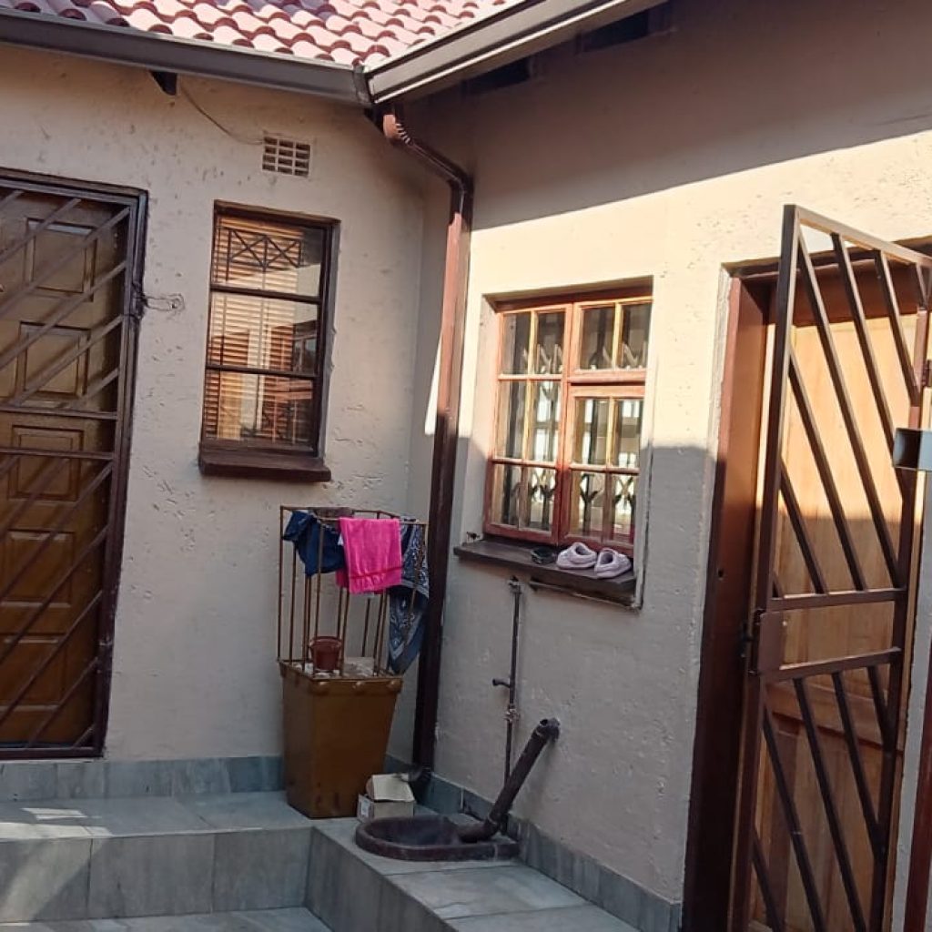 5-Room House in Tembisa - Thafeni Section 1000374792