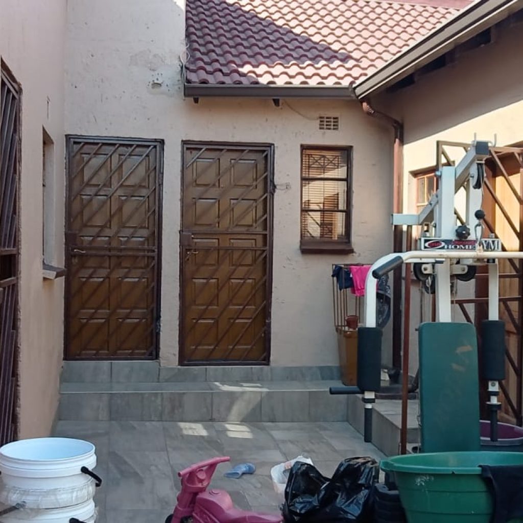 5-Room House in Tembisa - Thafeni Section 1000374794