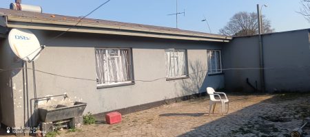 INCOME-GENERATING 4 BEDROOM HOME WITH COTTAGE & POOL - KEMPTON PARK WEST 1000380941