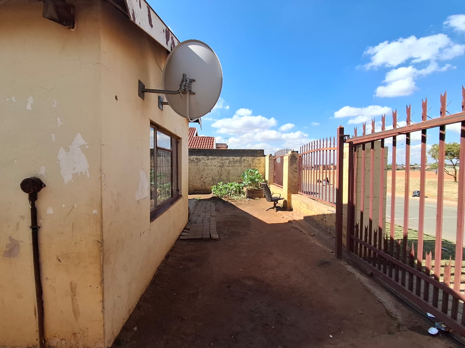 3-BEDROOM HOME WITH 2 EXTRA ROOMS & SINGLE GARAGE 1000384225