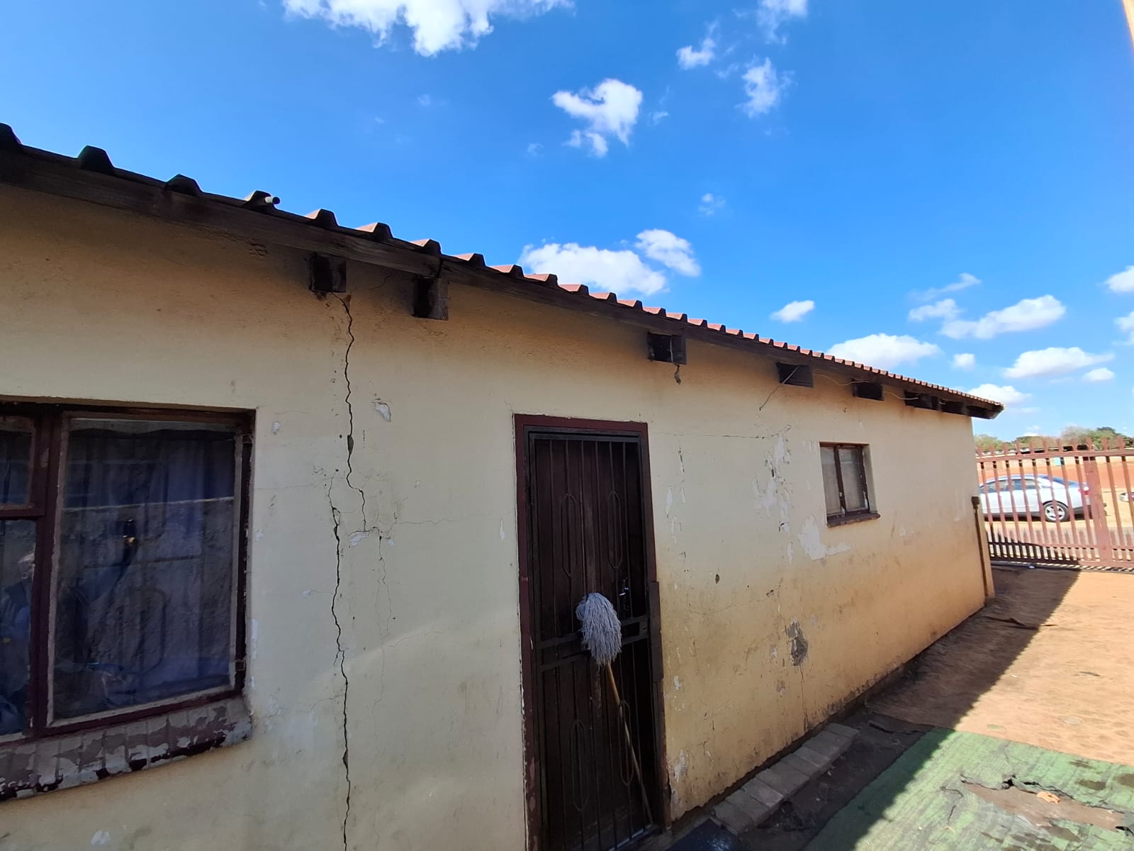 3-BEDROOM HOME WITH 2 EXTRA ROOMS & SINGLE GARAGE 1000384240
