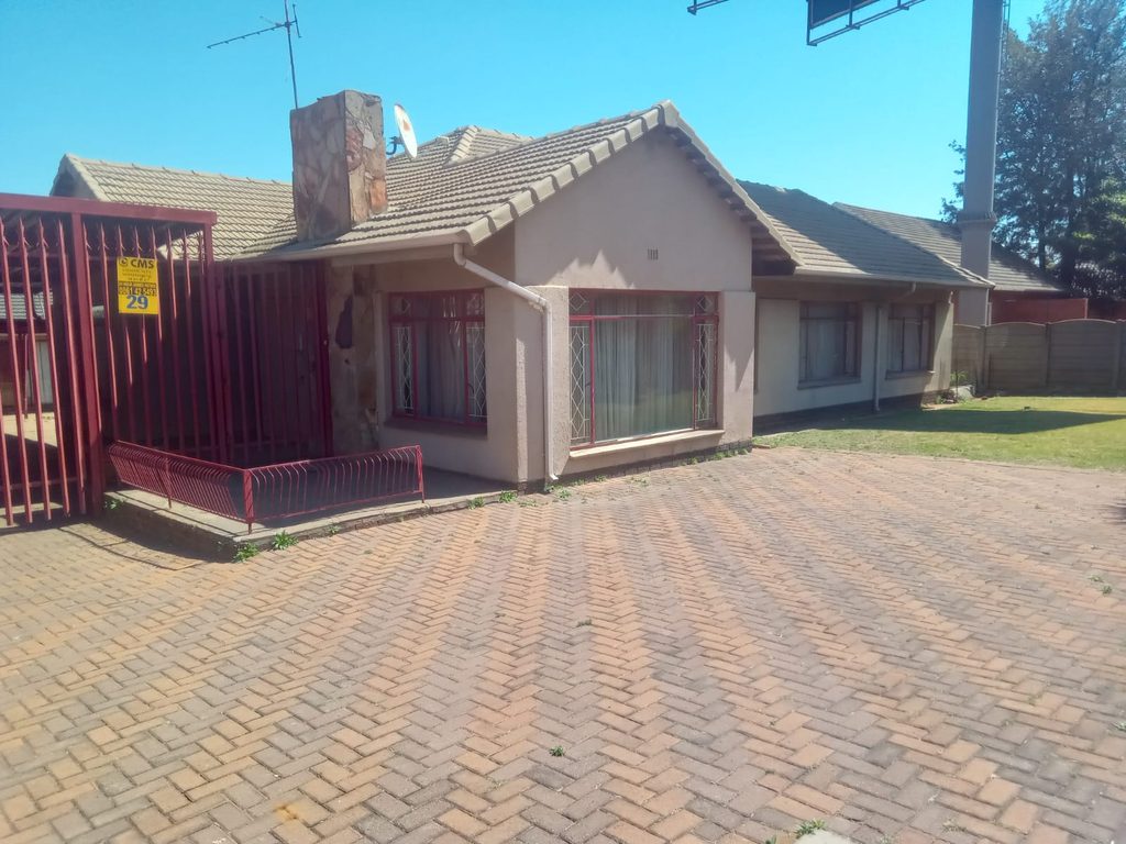 4 BEDROOM FAMILY HOME FOR SALE IN RHODESFIELD, KEMPTON PARK – WITH INCOME-GENERATING COTTAGE, POOL & LAPA 1000408046