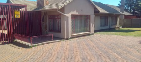 4 BEDROOM FAMILY HOME FOR SALE IN RHODESFIELD, KEMPTON PARK – WITH INCOME-GENERATING COTTAGE, POOL & LAPA 1000408046