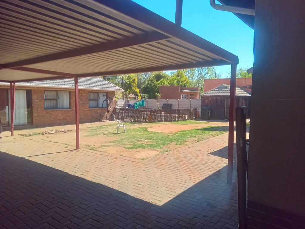 4 BEDROOM FAMILY HOME FOR SALE IN RHODESFIELD, KEMPTON PARK – WITH INCOME-GENERATING COTTAGE, POOL & LAPA 1000408047