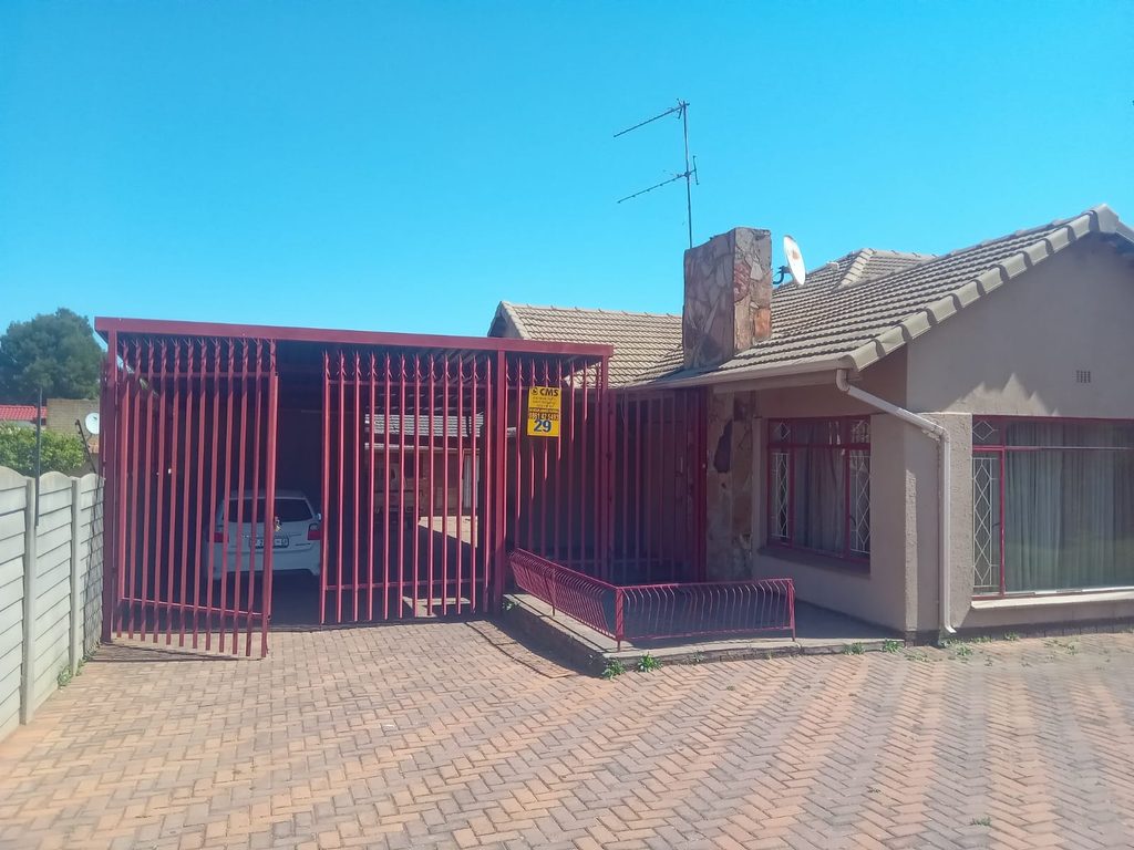 4 BEDROOM FAMILY HOME FOR SALE IN RHODESFIELD, KEMPTON PARK – WITH INCOME-GENERATING COTTAGE, POOL & LAPA 1000408048