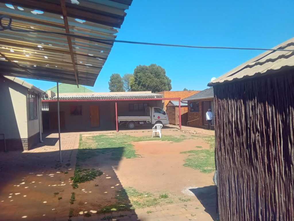 4 BEDROOM FAMILY HOME FOR SALE IN RHODESFIELD, KEMPTON PARK – WITH INCOME-GENERATING COTTAGE, POOL & LAPA 1000408052
