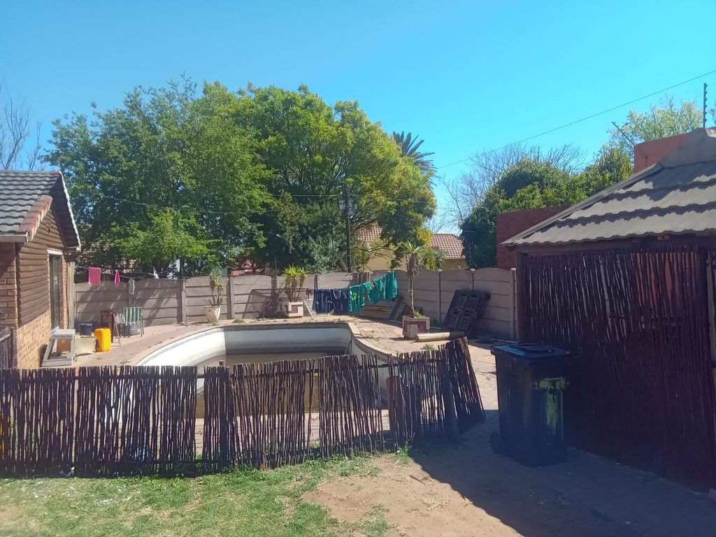 4 BEDROOM FAMILY HOME FOR SALE IN RHODESFIELD, KEMPTON PARK – WITH INCOME-GENERATING COTTAGE, POOL & LAPA 1000408060