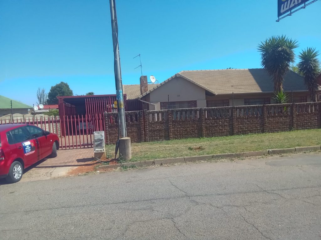 4 BEDROOM FAMILY HOME FOR SALE IN RHODESFIELD, KEMPTON PARK – WITH INCOME-GENERATING COTTAGE, POOL & LAPA 1000408064