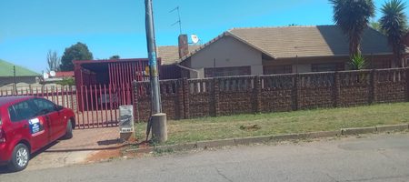 4 BEDROOM FAMILY HOME FOR SALE IN RHODESFIELD, KEMPTON PARK – WITH INCOME-GENERATING COTTAGE, POOL & LAPA 1000408064