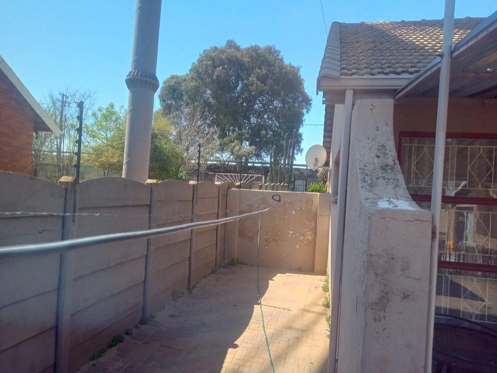 4 BEDROOM FAMILY HOME FOR SALE IN RHODESFIELD, KEMPTON PARK – WITH INCOME-GENERATING COTTAGE, POOL & LAPA 1000408068