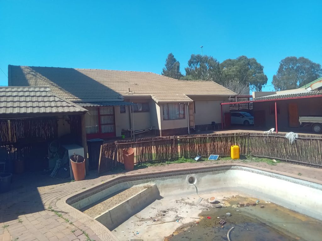 4 BEDROOM FAMILY HOME FOR SALE IN RHODESFIELD, KEMPTON PARK – WITH INCOME-GENERATING COTTAGE, POOL & LAPA 1000408072