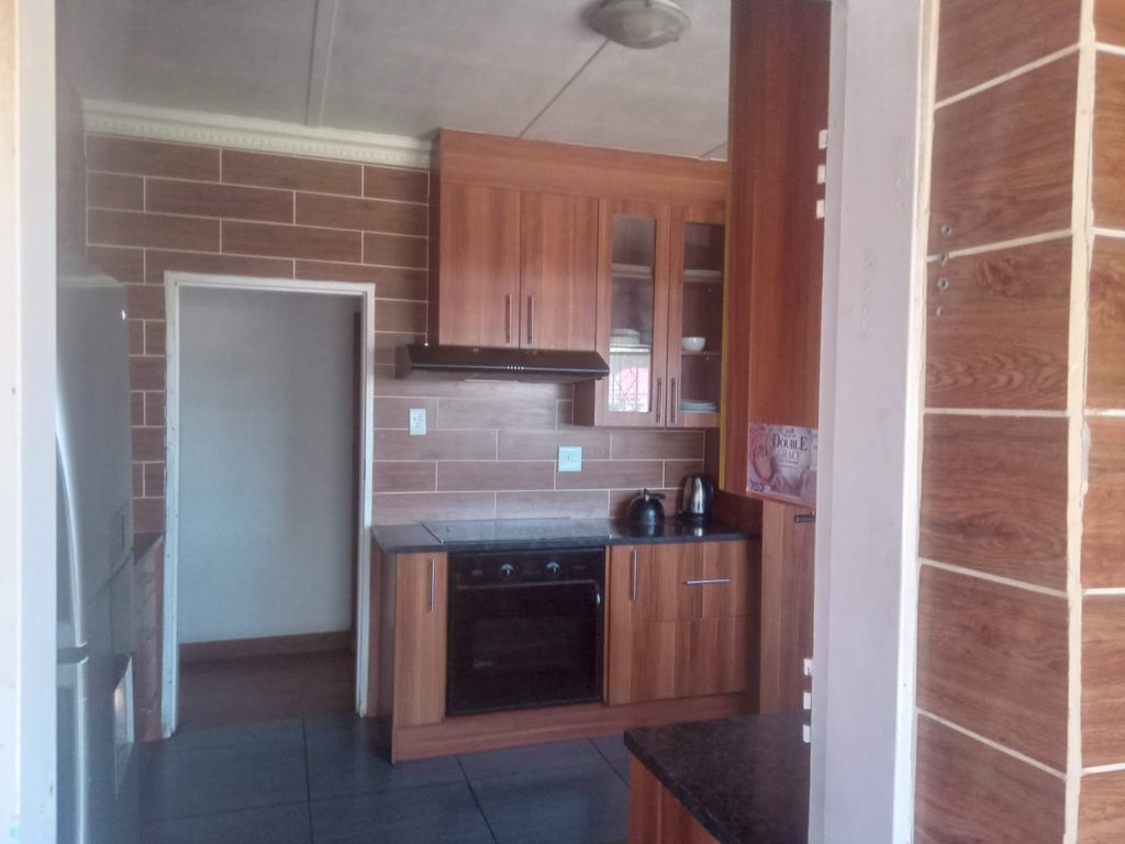 4 BEDROOM FAMILY HOME FOR SALE IN RHODESFIELD, KEMPTON PARK – WITH INCOME-GENERATING COTTAGE, POOL & LAPA 1000408076