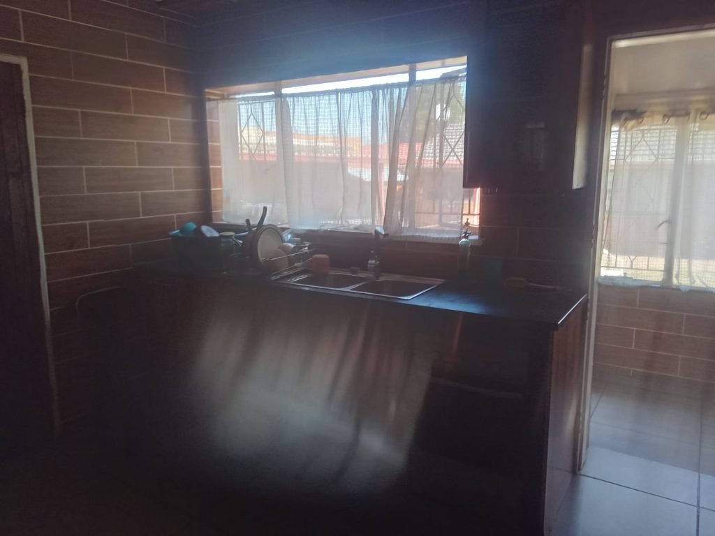 4 BEDROOM FAMILY HOME FOR SALE IN RHODESFIELD, KEMPTON PARK – WITH INCOME-GENERATING COTTAGE, POOL & LAPA 1000408084