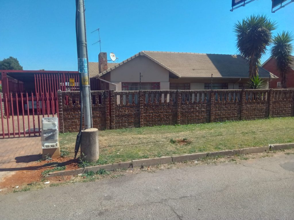4 BEDROOM FAMILY HOME FOR SALE IN RHODESFIELD, KEMPTON PARK – WITH INCOME-GENERATING COTTAGE, POOL & LAPA 1000408086