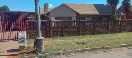 4 BEDROOM FAMILY HOME FOR SALE IN RHODESFIELD, KEMPTON PARK – WITH INCOME-GENERATING COTTAGE, POOL & LAPA 1000408086