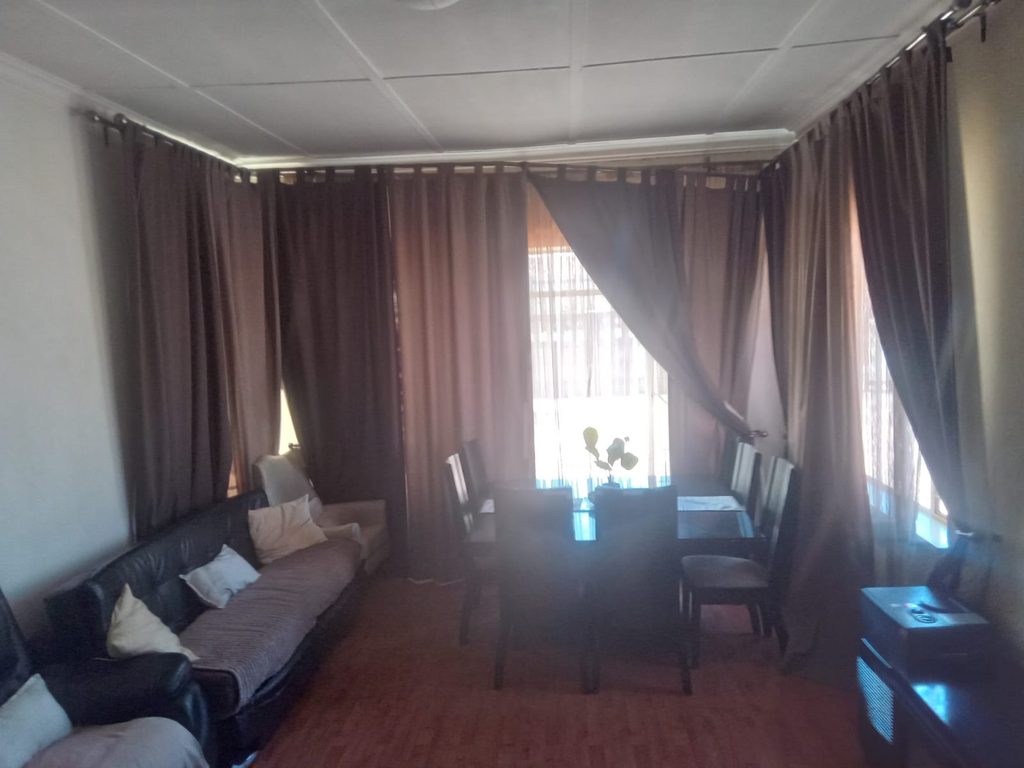 4 BEDROOM FAMILY HOME FOR SALE IN RHODESFIELD, KEMPTON PARK – WITH INCOME-GENERATING COTTAGE, POOL & LAPA 1000408093